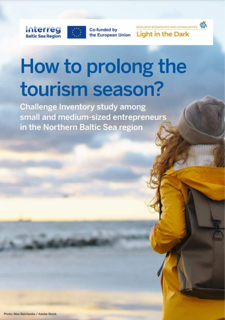 Attēlā redzams informatīvs vizuālis ar nosaukumu "How to prolong the tourism season?", kas iepazīstina ar Challenge Inventory pētījumu par mazo un vidējo uzņēmumu darbību Ziemeļu Baltijas jūras reģionā. Fonā redzama sieviete dzeltenā jakā un mugursomā, kas stāv pludmalē pie jūras, simbolizējot tūrisma nozīmīgumu un ilgtspēju. Augšpusē izvietoti Interreg Baltic Sea Region un Light in the Dark logotipi, norādot uz Eiropas Savienības līdzfinansējumu un projekta reģionālo kontekstu. Vizualizācija veido saikni starp dabas baudīšanu un uzņēmējdarbības attīstības iespējām.