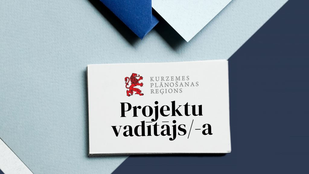 Informatīvs attēls, kur ir lapiņa ar uzrakstu - projektu vadītājs/-a un KPR logo.