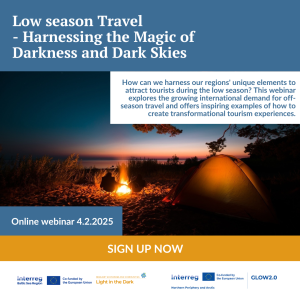 Attēlā redzams vakara skats ar ugunskuru pie jūras un teltīm, kas atrodas tumsā. Virs attēla ir norādīts vebināra nosaukums "Low season Travel - Harnessing the Magic of Darkness and Dark Skies", kas aicina piedalīties tiešsaistes seminārā par to, kā izmantot unikālās vietējās īpašības, lai piesaistītu tūristus zemo sezonu laikā. Seminārs piedāvā iedvesmojošus piemērus, kā radīt pārveidojošas tūrisma pieredzes. Tālāk ir norādīta norises datums: 4. februāris 2025.