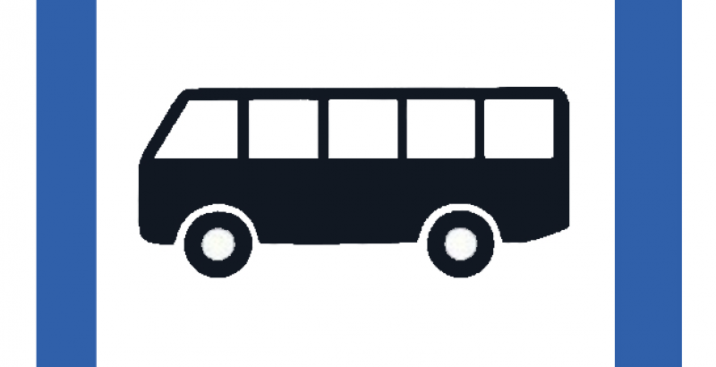 Melna autobusa ikona uz balta fona ar zilām vertikālām malām; redzami logi, divi riteņi un vienkāršota sāna silueta forma.