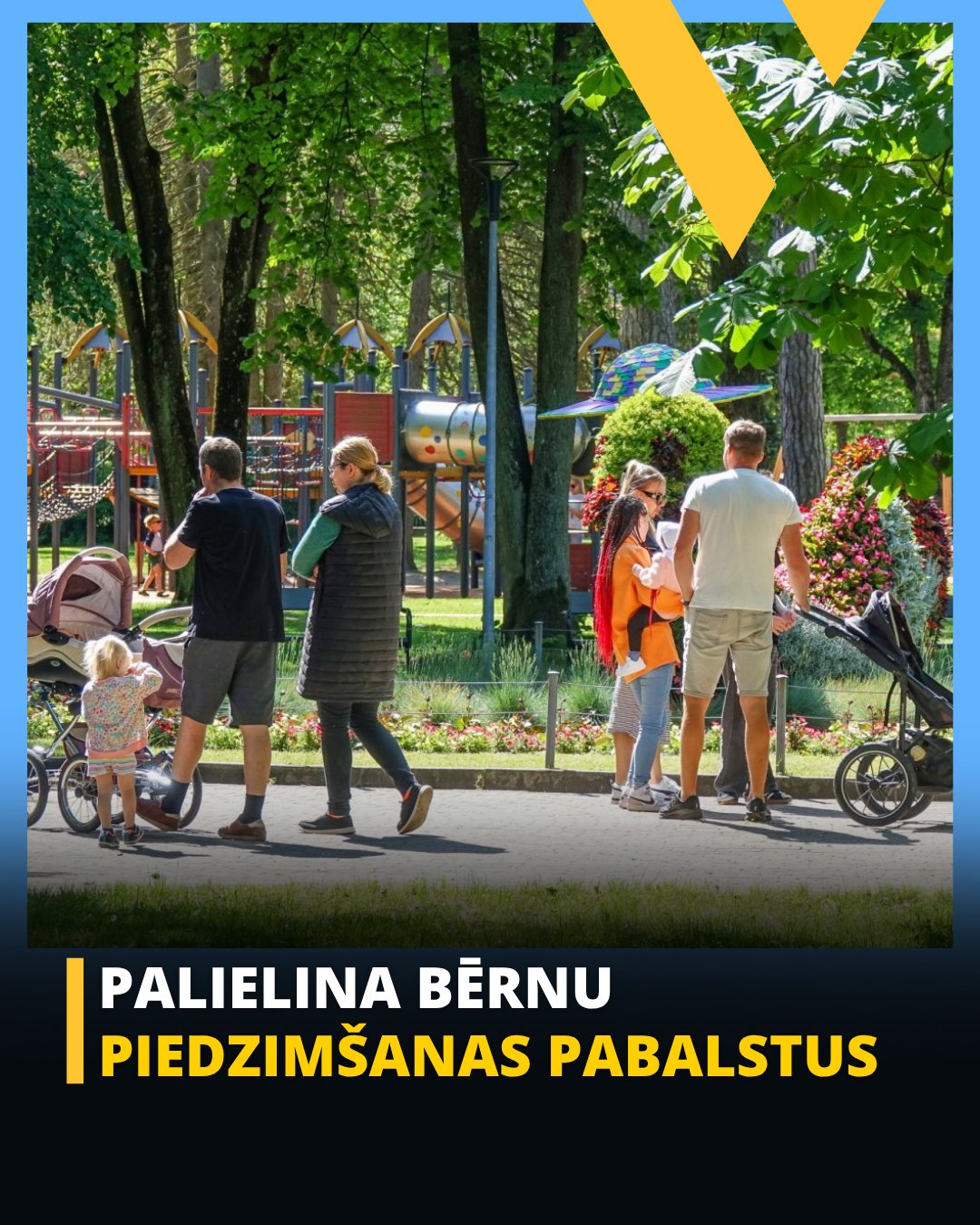 Attēlā redzamas ģimenes ar bērniem pastaigājas parkā pie rotaļu laukuma. Priekšplānā vecāki ar ratiņiem un maziem bērniem, fonā – zaļa vide un rotaļu konstrukcijas. Apakšā izcelts teksts par palielinātiem bērnu piedzimšanas pabalstiem.