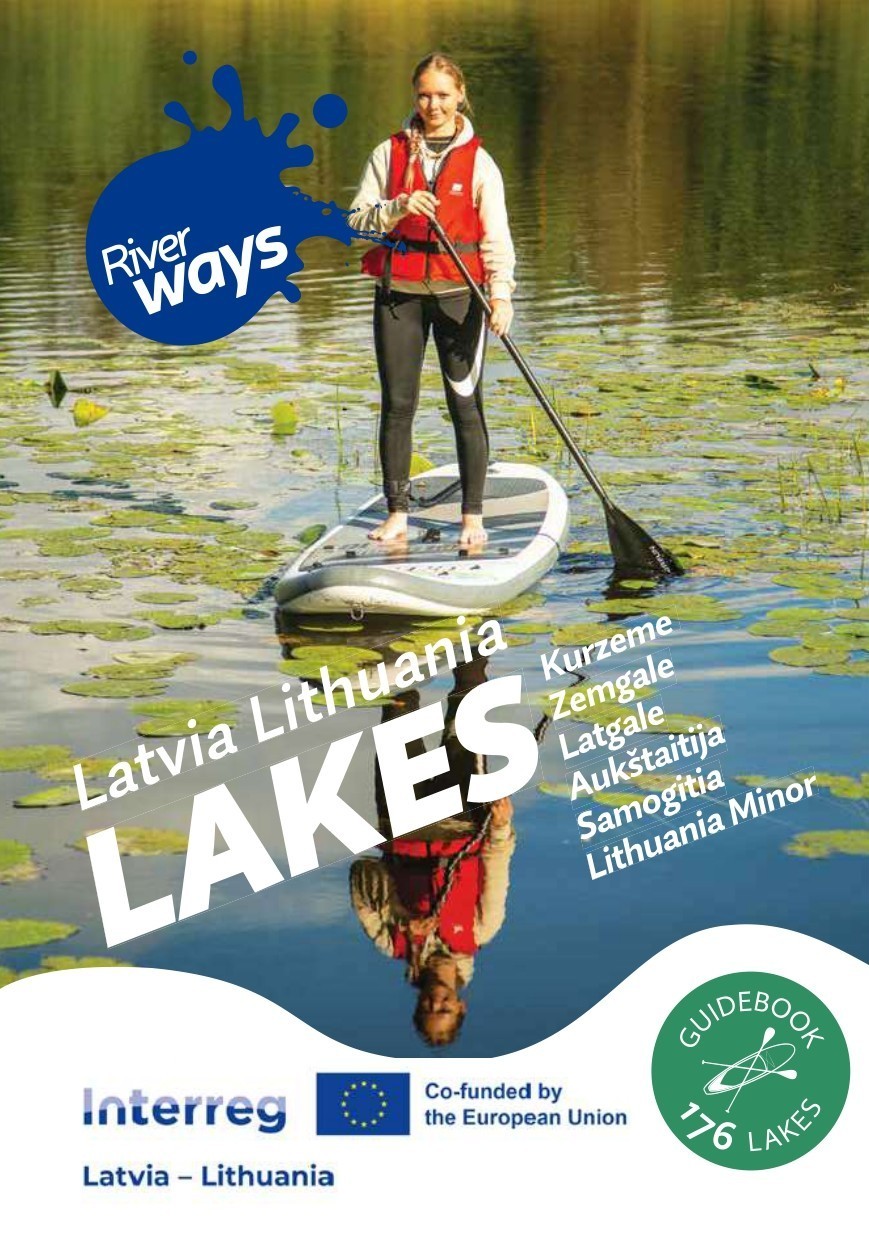 Meitene ar glābšanas vesti stāv uz SUP dēļa mierīgā ezerā ar ūdensrozēm. Attēlā redzams “Riverways” logotips, uzraksts “LAKES Latvia Lithuania” un reģionu nosaukumi, kā arī Interreg līdzfinansējuma norāde.