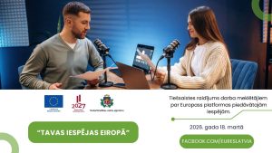 Divi raidījuma vadītāji studijā pie mikrofoniem apspriež dokumentus pie galda ar datoru. Attēls ilustrē tiešsaistes raidījumu “Tavas iespējas Eiropā” par Europass platformas iespējām darba meklētājiem. Norādīts datums – 2026. gada 18. marts un Facebook saite EURES Latvia.