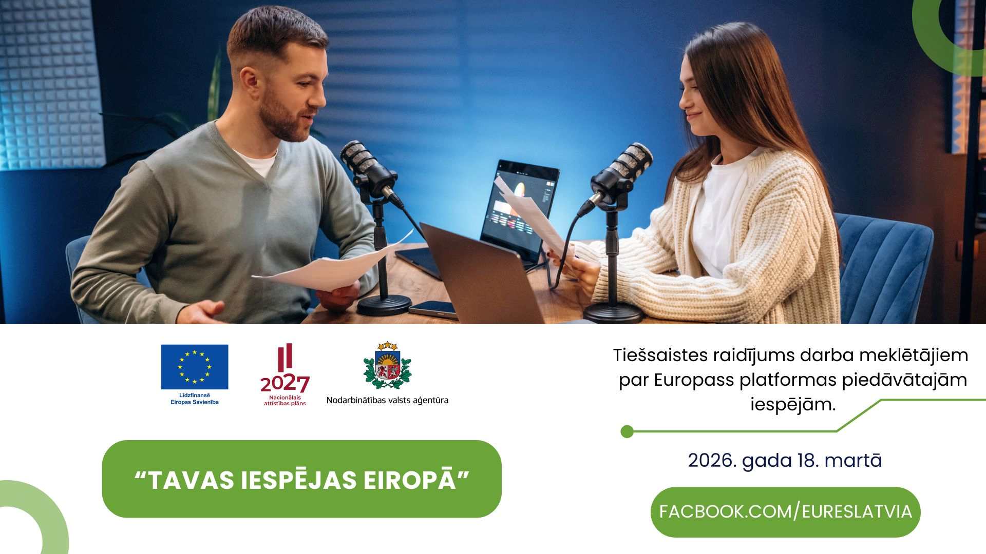 Divi raidījuma vadītāji studijā pie mikrofoniem apspriež dokumentus pie galda ar datoru. Attēls ilustrē tiešsaistes raidījumu “Tavas iespējas Eiropā” par Europass platformas iespējām darba meklētājiem. Norādīts datums – 2026. gada 18. marts un Facebook saite EURES Latvia.