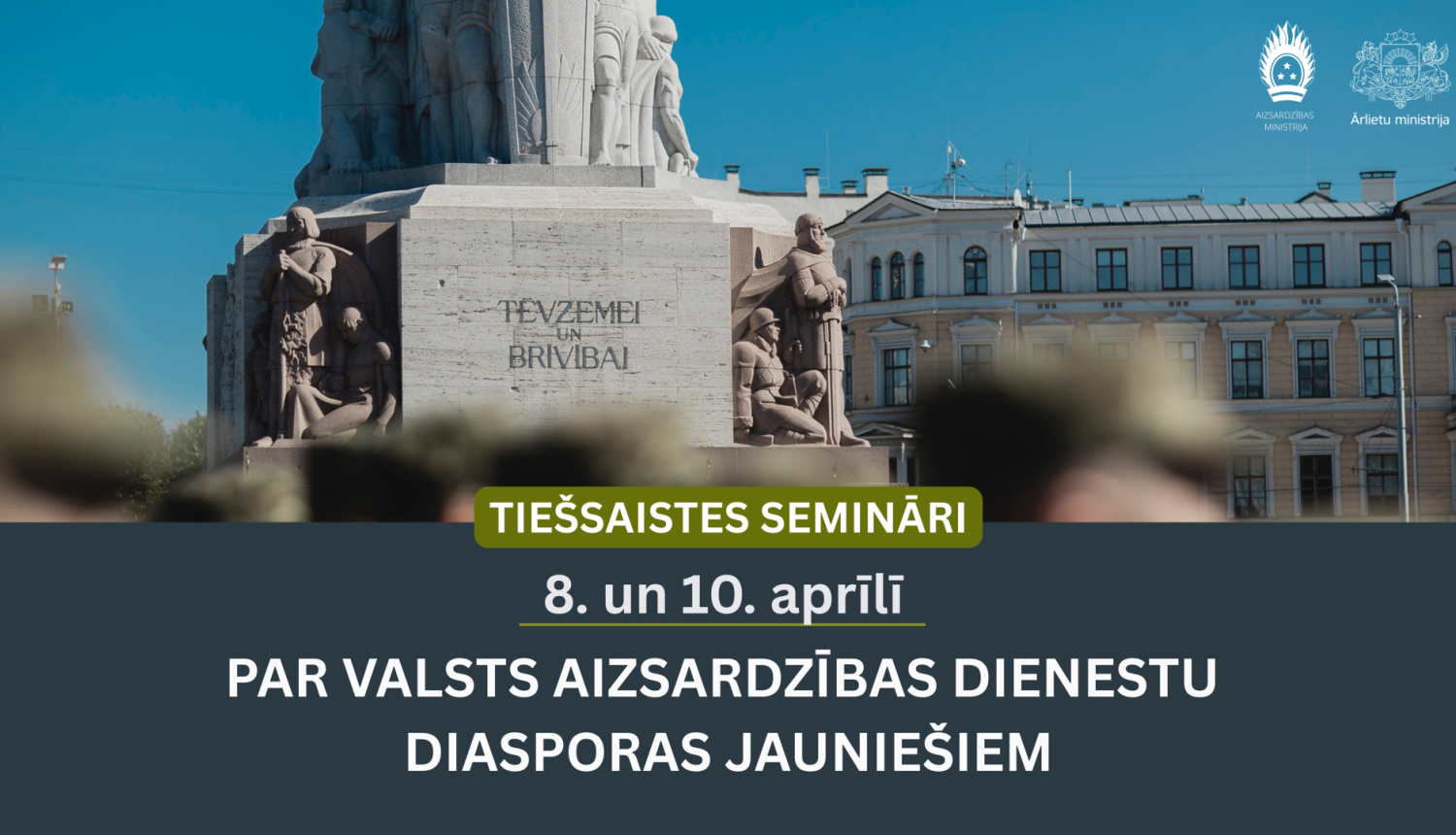 Plakāts par tiešsaistes semināriem 8. un 10. aprīlī diasporas jauniešiem par Valsts aizsardzības dienestu, fonā redzams Brīvības piemineklis Rīgā un valsts institūciju logotipi.