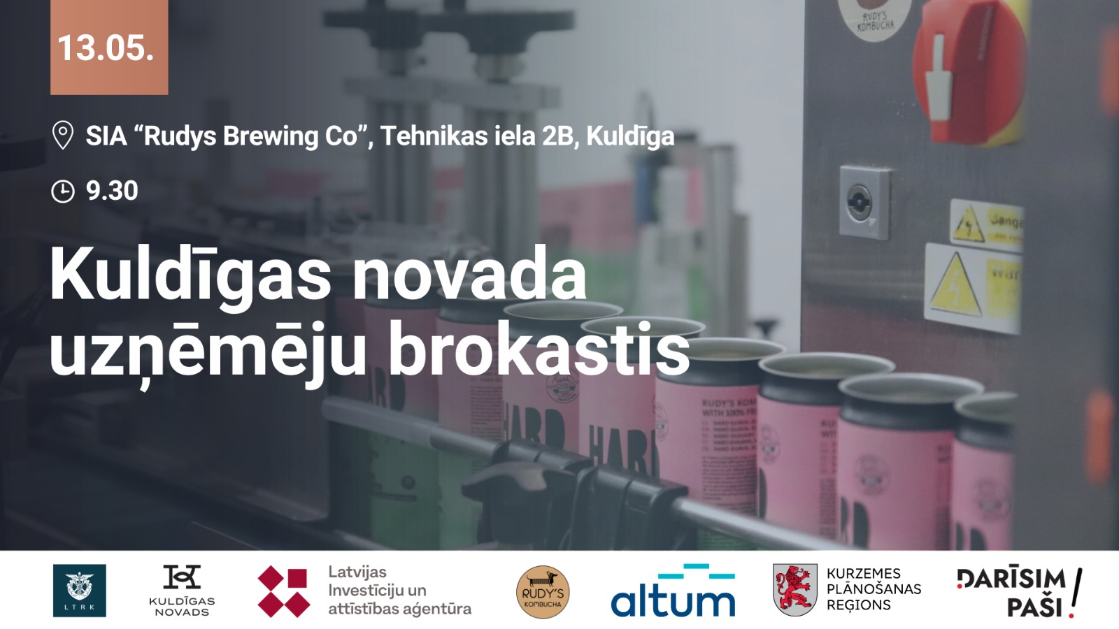 Afiša par Kuldīgas novada uzņēmēju brokastīm – norādīts datums 13.05., norises vieta SIA “Rudys Brewing Co” Kuldīgā un sākuma laiks plkst. 9.30, fonā redzama dzērienu ražošanas līnija.