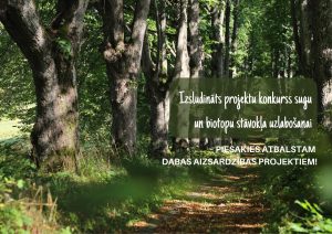 Saulaina meža taka ar veciem kokiem un zaļu lapotni. Attēla labajā pusē izvietots teksts par izsludinātu projektu konkursu sugu un biotopu stāvokļa uzlabošanai un aicinājums pieteikties dabas aizsardzības projektiem.