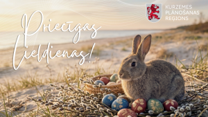 Gemini rakstīja Lieldienu apsveikums no Kurzemes plānošanas reģiona. Attēlā uz jūras krasta fona redzams pūkains zaķis pie pūpoliem un krāsotām olām. Kreisajā pusē uzraksts "Priecīgas Lieldienas!", labajā – reģiona logo.