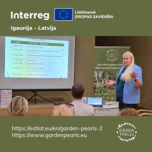 Seminārā “Dārza pērles” lektore stāsta par dārzu pieejamību, fonā redzama programma, Interreg Igaunija–Latvija un Dārza Pērles vizuālie elementi.