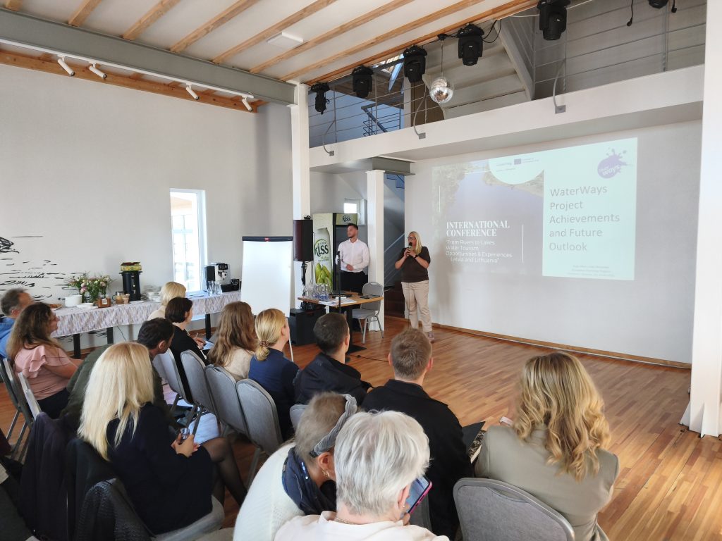 “WaterWays” projekta noslēguma konferencē prezentētāja iepazīstina dalībniekus ar projekta sasniegumiem un turpmākajām attīstības iespējām.
