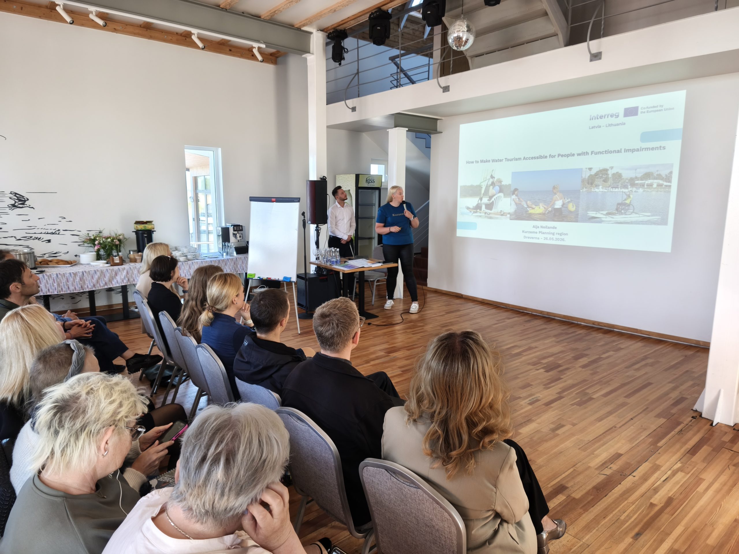 “WaterWays” projekta noslēguma konferencē prezentētāja iepazīstina dalībniekus ar ūdenstūrisma iespējām un piemēriem Lietuvā.