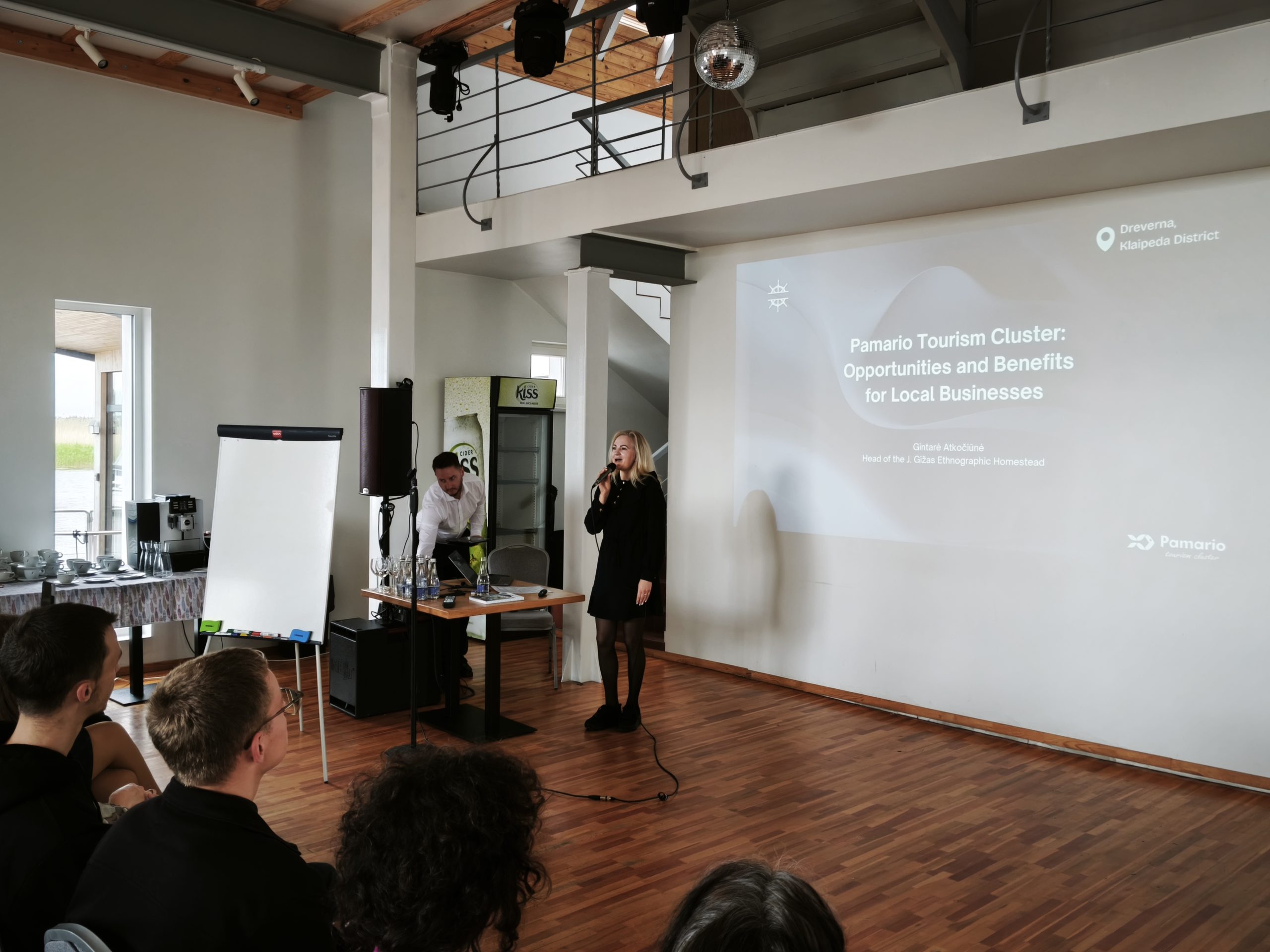 “WaterWays” projekta noslēguma konferencē prezentētāja stāsta par Pāvilostas tūrisma klastera iespējām un ieguvumiem vietējiem uzņēmumiem.