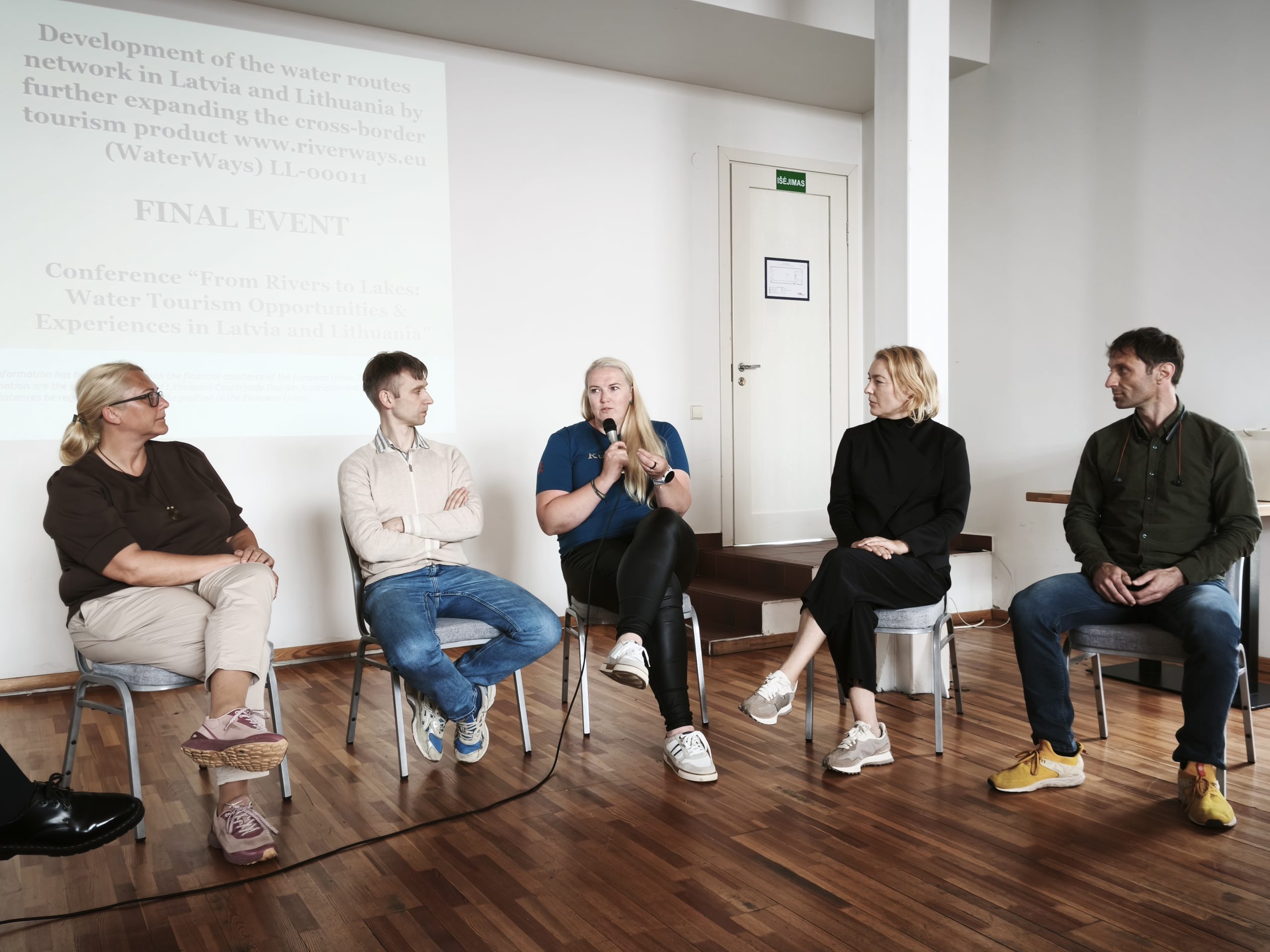 “WaterWays” projekta noslēguma konferences paneļdiskusijā dalībnieki apspriež ūdenstūrisma attīstību un praktiskus risinājumus Latvijā un Lietuvā.