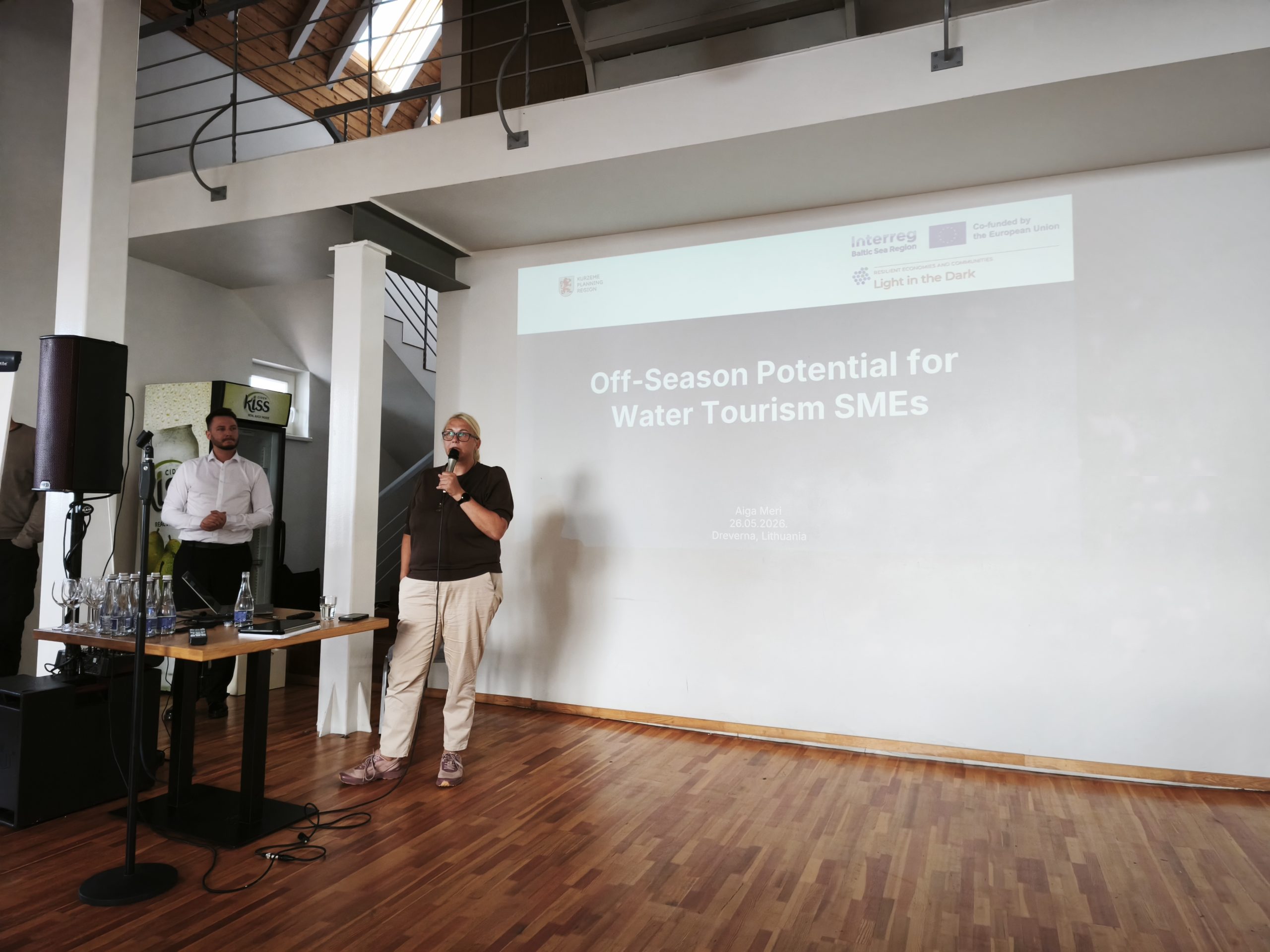 Prezentētājs “WaterWays” projekta noslēguma konferencē stāsta par ūdenstūrisma mazo un vidējo uzņēmumu iespējām ārpus aktīvās sezonas.