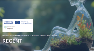 ReGenT projekta titulattēls ar Interreg un Eiropas Savienības līdzfinansējuma logotipiem, tekstu par reģeneratīvām praksēm tūrismā un stilizētu cilvēka figūru ar augiem.