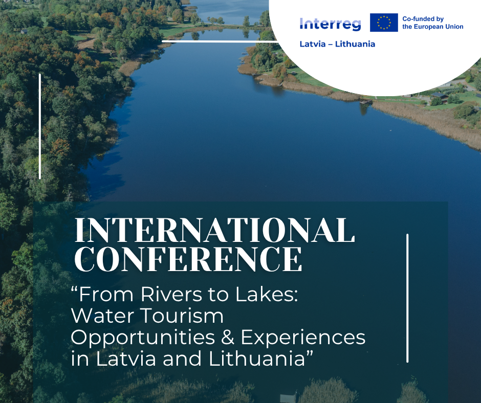 Starptautiskas konferences vizuālis ar skatu no augšas uz upi vai ezeru ainaviskā dabas teritorijā. Attēlā redzams Interreg Latvia–Lithuania programmas logo un konferences nosaukums par ūdenstūrisma iespējām un pieredzi Latvijā un Lietuvā.