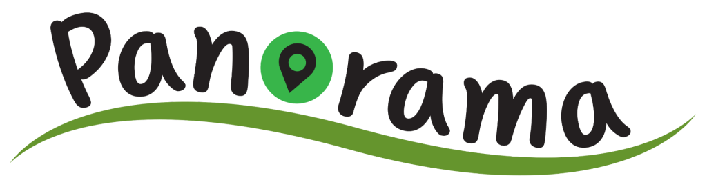 “Panorama” logotips uz caurspīdīga fona ar tumšu, rokraksta stilā veidotu uzrakstu, zaļu atrašanās vietas simbolu burta vietā un zaļu viļņveida līniju apakšā.