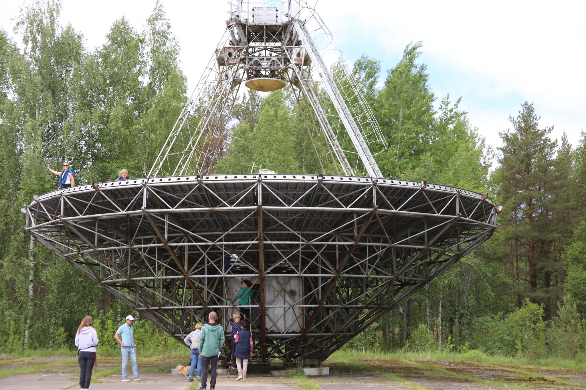 Darbnīcas dalībnieki apskata Irbenes radioteleskopu, kāpjot tā konstrukcijā un iepazīstot panorāmas vietu.