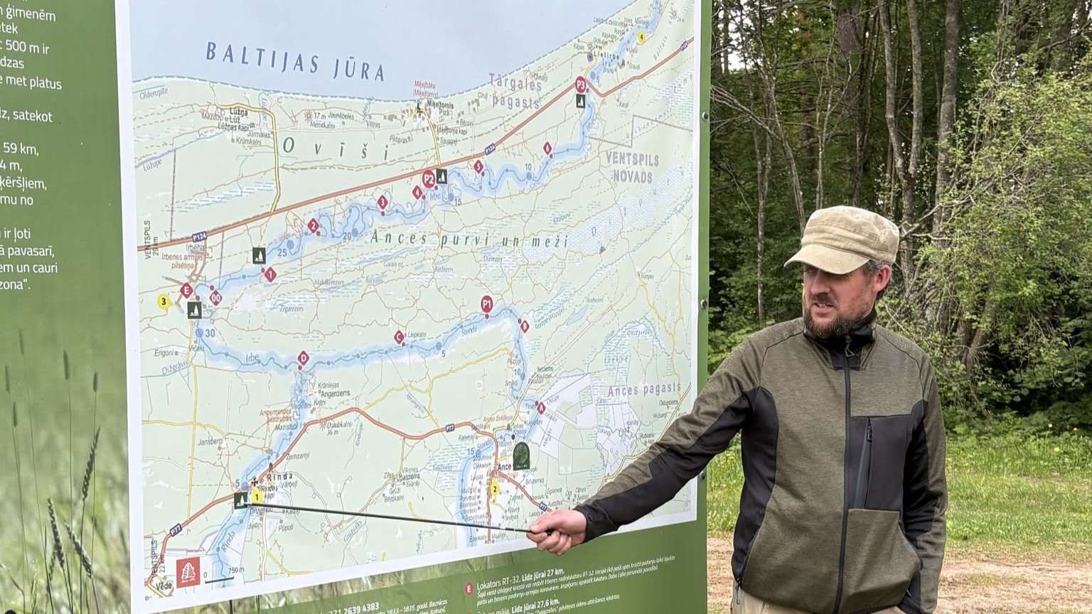 Gids pie Ances apkārtnes kartes stāsta par maršrutu, dabas takām un ainavu vērtēšanas vietām.