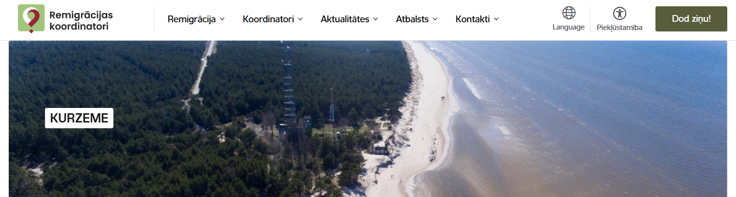 Remigrācijas koordinatoru tīmekļvietnes sadaļa Kurzeme ar augšējo izvēlni un piekrastes ainavu fonā.