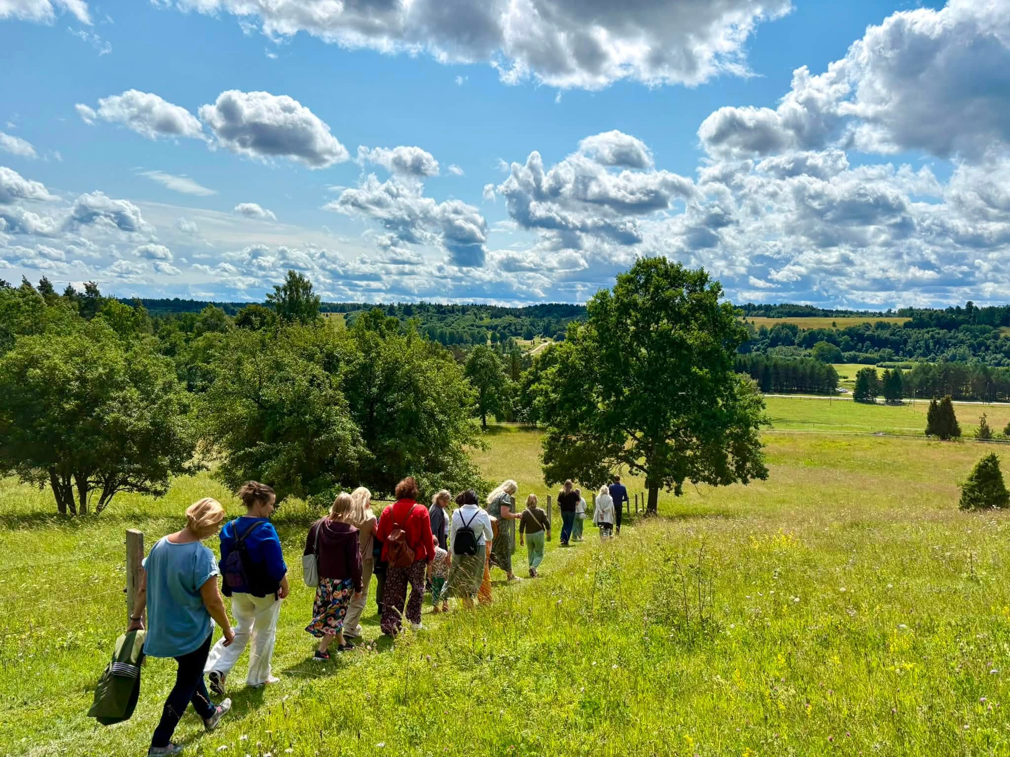 Darbnīcas dalībnieki dodas pārgājienā pa Drubazu pļavām, iepazīstot panorāmas ainavu un dabas vērtības.