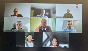 Ekrānuzņēmums no tiešsaistes sanāksmes, kurā redzami astoņi dalībnieki videozvanā – KPR un partneru pārstāvji.