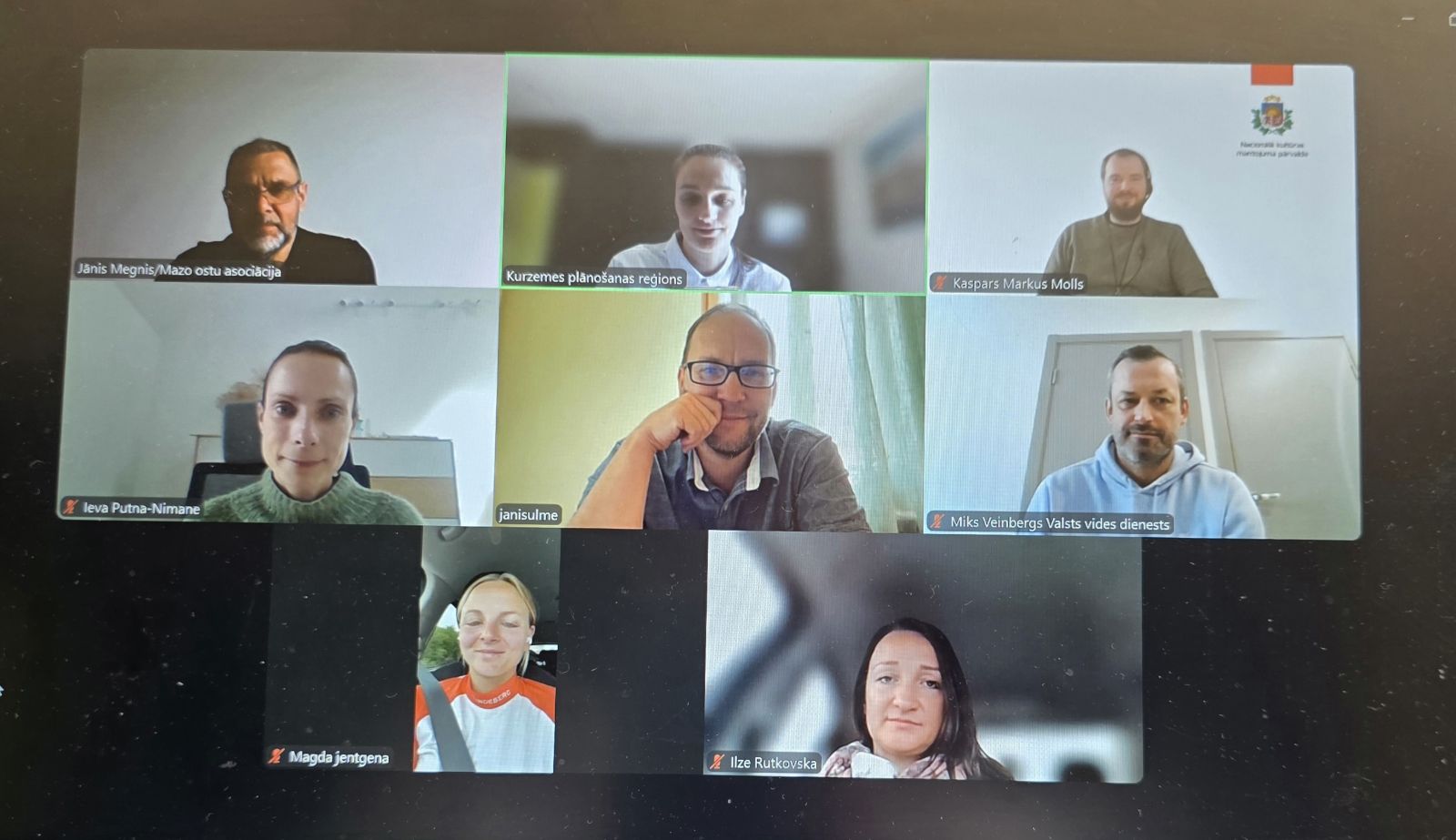 Ekrānuzņēmums no tiešsaistes sanāksmes, kurā redzami astoņi dalībnieki videozvanā – KPR un partneru pārstāvji.