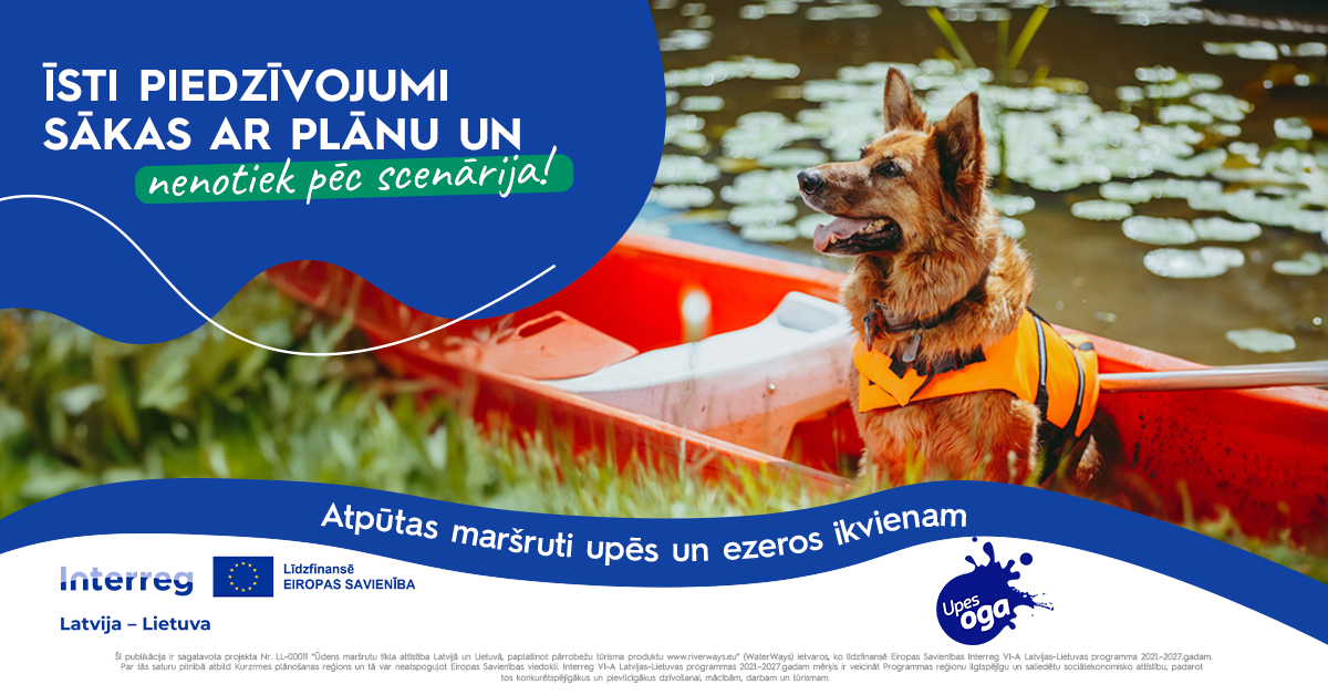 Suņa portrets oranžā glābšanas vestē, sēžot sarkanā laivā uz ūdens. Reklāma: "Atpūtas maršruti upēs un ezeros ikvienam", Interreg un Upes oga logo.