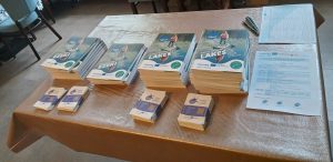 Uz galda izkārtoti ūdenstūrisma ceļveži par Latvijas un Lietuvas ezeriem, maršrutu bukleti un semināra materiāli.