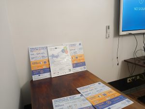 Uz galda izkārtoti ūdenstūrisma drošības plakāti un projekta “WaterWays” informatīvie materiāli latviešu un angļu valodā.
